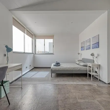 Modern 2br House - Private Pool - Parking