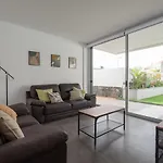 Modern 2br House - Private Pool - Parking