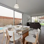 Βίλα Modern 2br House - Private Pool - Parking *