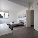 Βίλα Modern 2br House - Private Pool - Parking *